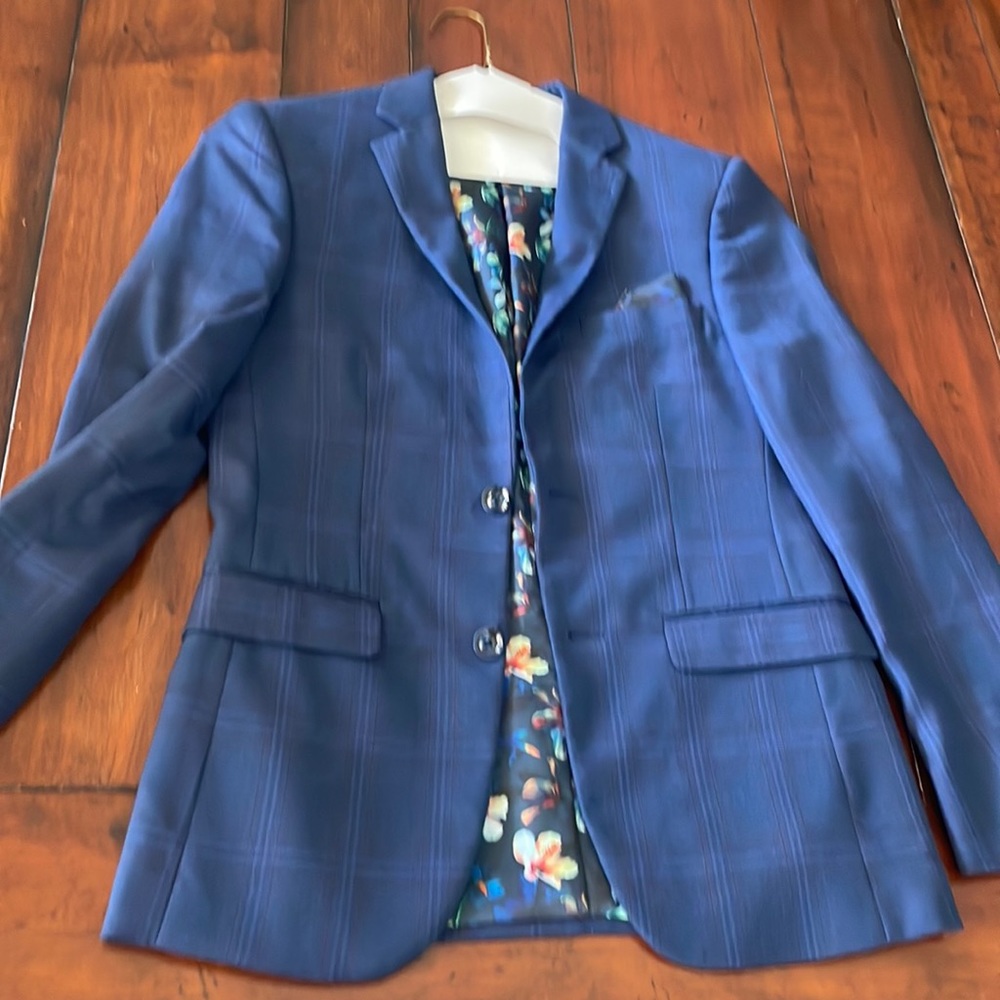 Mens suit. Great suit, versatile for many color shirts or jeans w jacket.